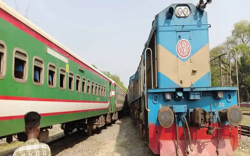 রাজশাহীতে দুই ট্রেনের সংঘর্ষের ছবি, ট্রেন দুটি পাশে দাঁড়িয়ে. Channel i News - চ্যানেল আই নিউজ