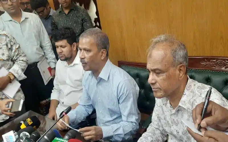 নির্বাচনী আলোচনা সভায় বক্তারা ভোটের গুরুত্ব আলোচনা করছেন. Channel i News - চ্যানেল আই নিউজ