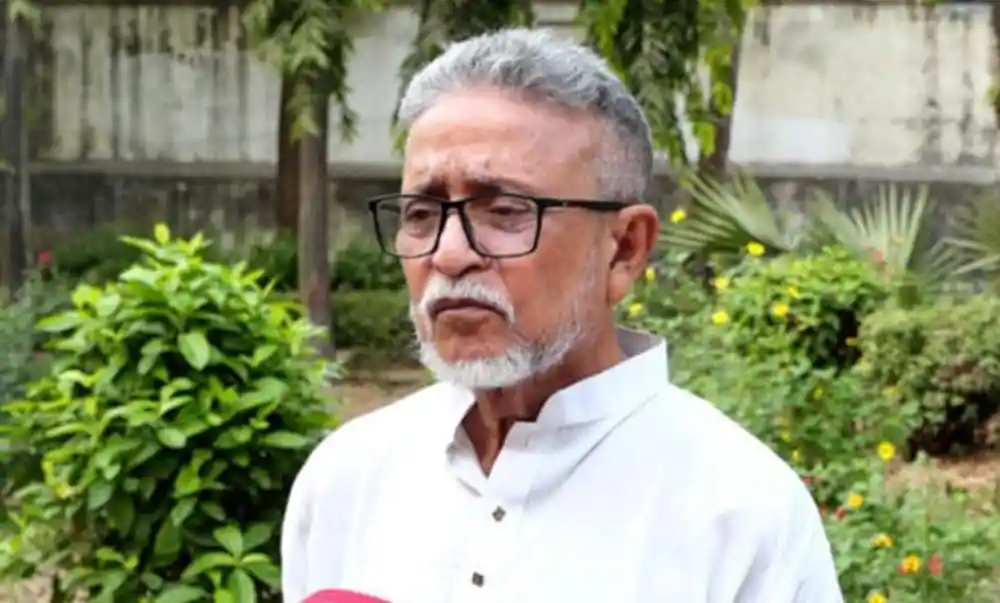 বয়স্ক ব্যক্তি গাছে ফুলের বাগানে দাঁড়িয়ে. Channel i News - চ্যানেল আই নিউজ