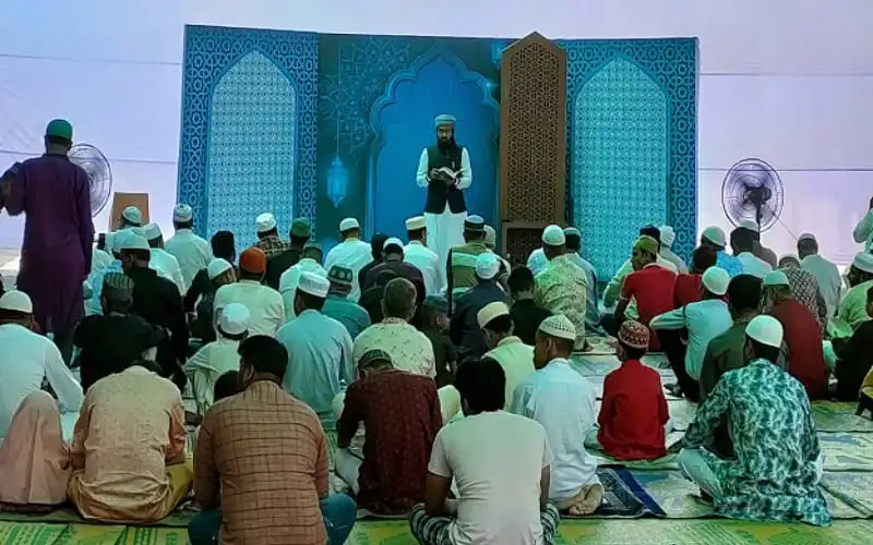 পবিত্র ঈদুল ফিতর উপলক্ষে জামাতে অংশগ্রহণকারীরা. Channel i News - চ্যানেল আই নিউজ