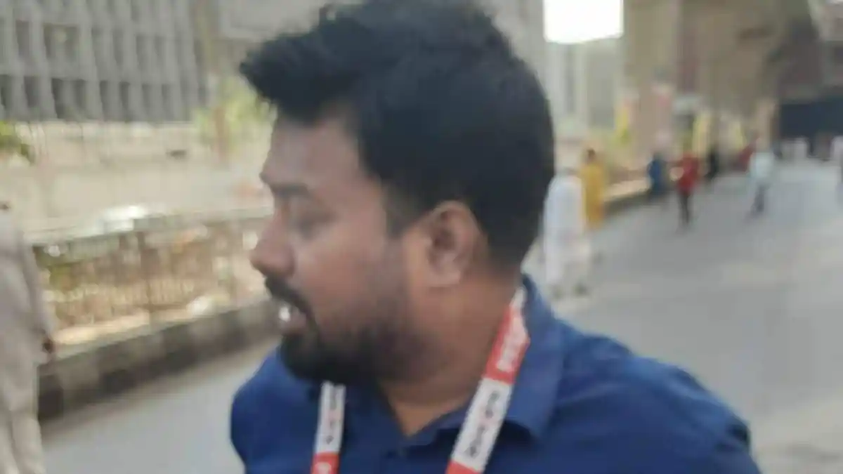 সংবাদ সংগ্রহের সময় আহত সাংবাদিকের ছবি. Channel i News - চ্যানেল আই নিউজ