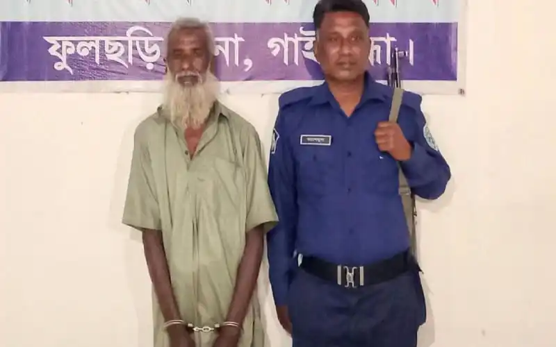 বৃদ্ধের গ্রেপ্তার, পুলিশ কর্মকর্তা ছবি. Channel i News - চ্যানেল আই নিউজ