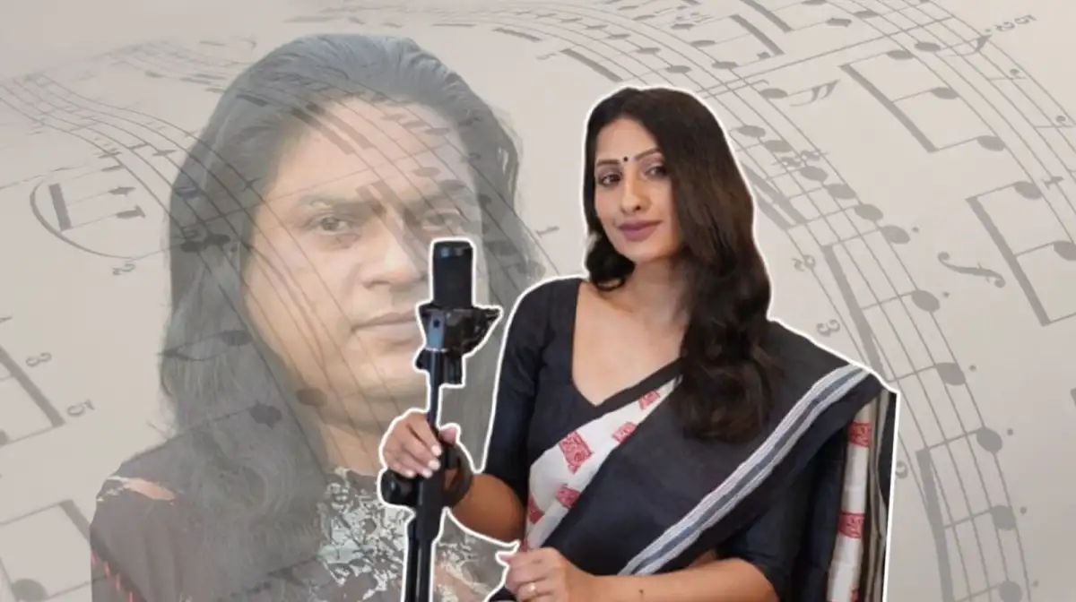 টিনা রাসেল খালিদ স্মরণে গান গাইছেন, পেছনে সঙ্গীতের নোটেশন ব্যাকগ্রাউন্ড. Channel i News - চ্যানেল আই নিউজ