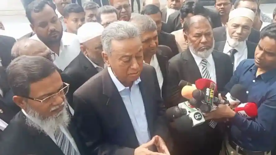 আমির খসরু সাংবাদিকদের সঙ্গে কথা বলছেন, মিডিয়া কর্মীরা তার বক্তব্য রেকর্ড করছে. Channel i News - চ্যানেল আই নিউজ