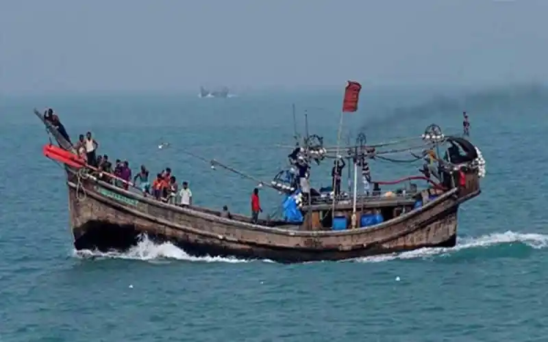 মিয়ানমার নৌবাহিনী বাংলাদেশি অভিবাসীদের ট্রলার থেকে ছাড়িয়ে দেয়. Channel i News - চ্যানেল আই নিউজ