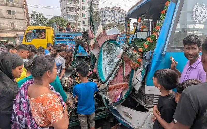 গাজীপুরে বাস ও অটোরিক্সার সংঘর্ষের দৃশ্য, আহত ও নিহতের খবর. Channel i News - চ্যানেল আই নিউজ