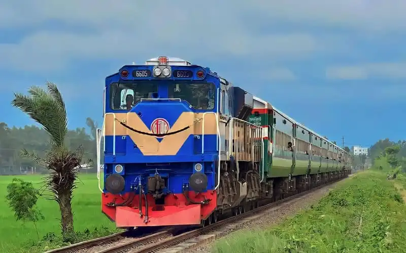 বাংলাদেশের রেলওয়ে ট্রেন চলাচল, সবুজ প্রকৃতি ও ট্রেনের ছবি. Channel i News - চ্যানেল আই নিউজ