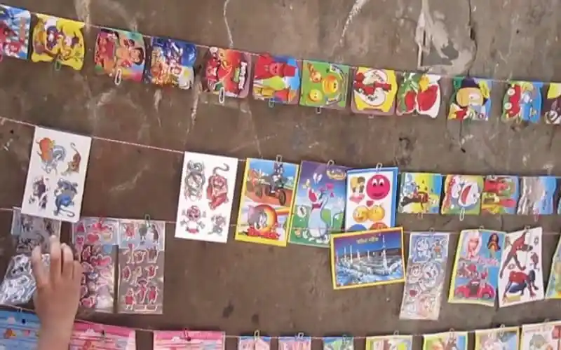 বিভিন্ন ধরনের ঈদ কার্ডের সংগ্রহ ঝুলছে. Channel i News - চ্যানেল আই নিউজ
