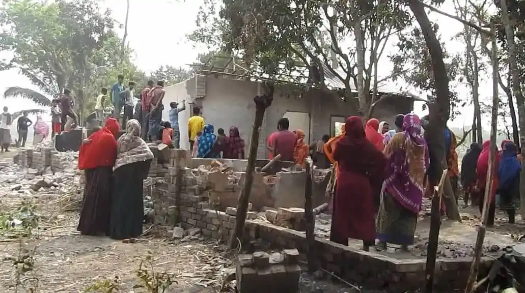 মাগুরায় শিশু ধর্ষণে অভিযুক্তের বাড়ি ভাঙচুর ও গুড়িয়ে দেয় এলাকাবাসী. Channel i News - চ্যানেল আই নিউজ
