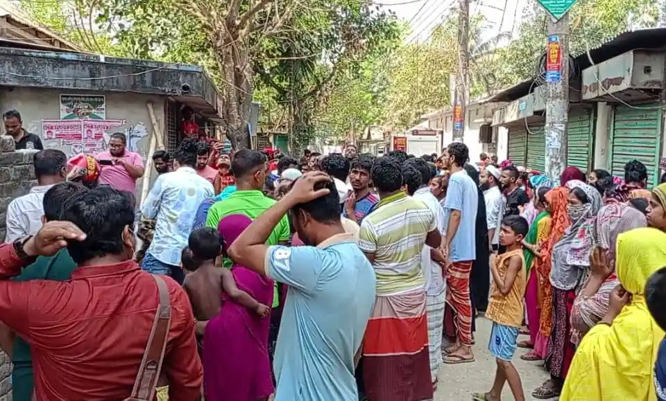 সিরাজগঞ্জে দেয়াল চাপা পড়ে শ্রমিকদের ঘটনাস্থল, ব্যাপক জনসমাগম. Channel i News - চ্যানেল আই নিউজ