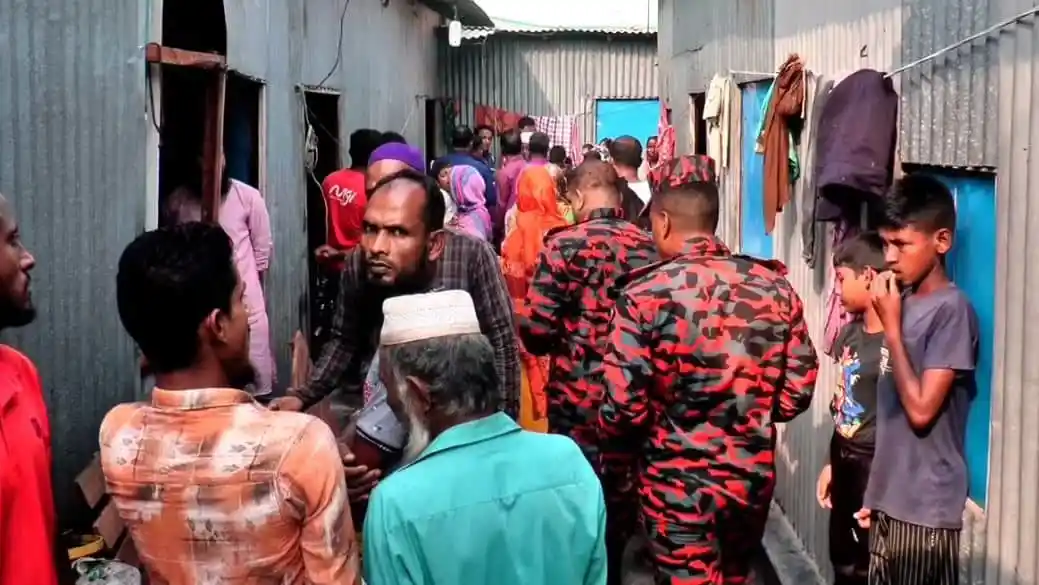 অগ্নিকাণ্ডে দগ্ধ দুই পরিবারের শিশুসহ ৮ জন হাসপাতালে ভর্তি. Channel i News - চ্যানেল আই নিউজ