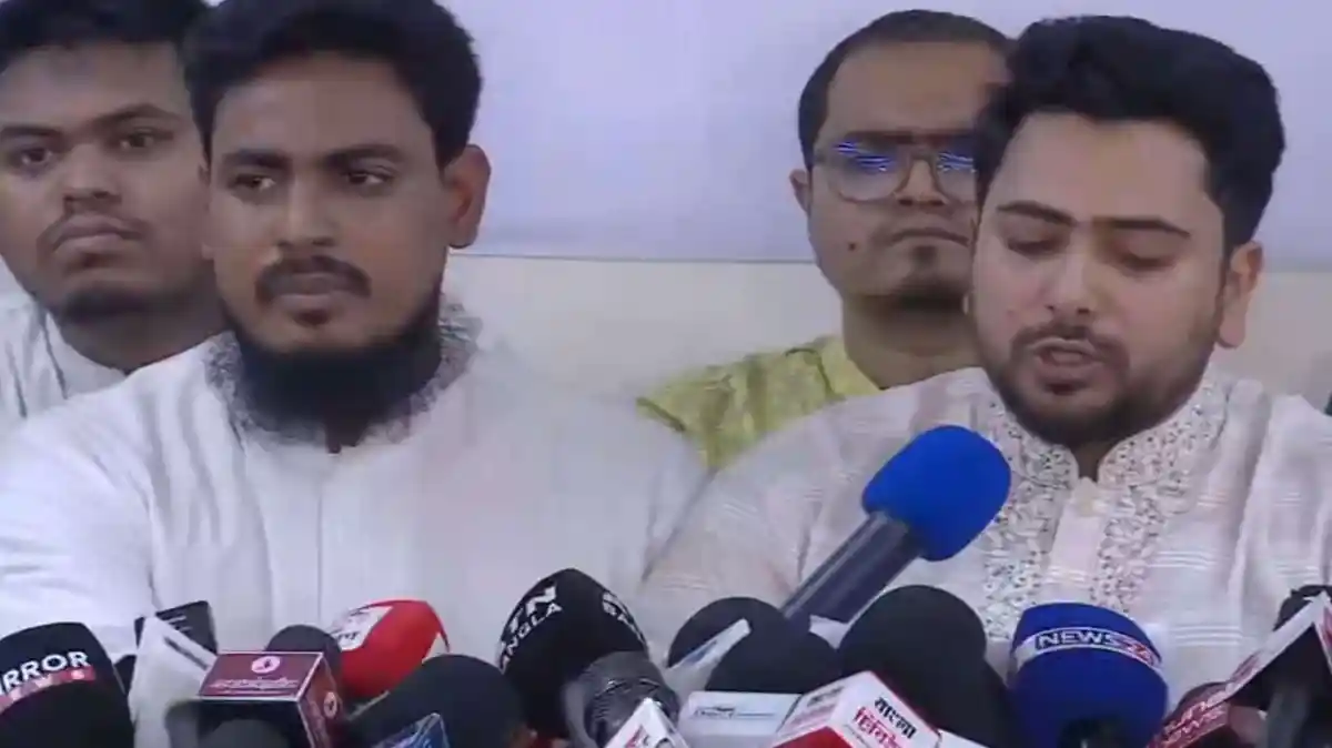 নাহিদ ইসলাম সংবাদ সম্মেলনে বক্তব্য দিচ্ছেন, চারজন উপস্থিত. Channel i News - চ্যানেল আই নিউজ