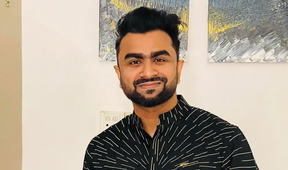 ইমরান গায়ে দোলনা পরিহিত, হাস্যোজ্জ্বল মুখের ছবি. Channel i News - চ্যানেল আই নিউজ