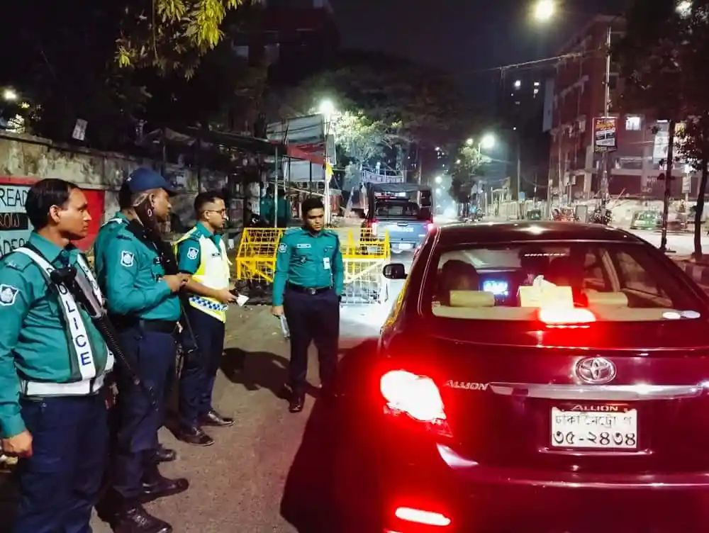 পুলিশের সদস্যরা রাজধানীতে অভিযান চালাচ্ছেন. Channel i News - চ্যানেল আই নিউজ