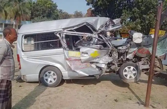 ট্রাক-অ্যাম্বুলেন্সের সংঘর্ষে আহত ও নিহতের ছবি. Channel i News - চ্যানেল আই নিউজ