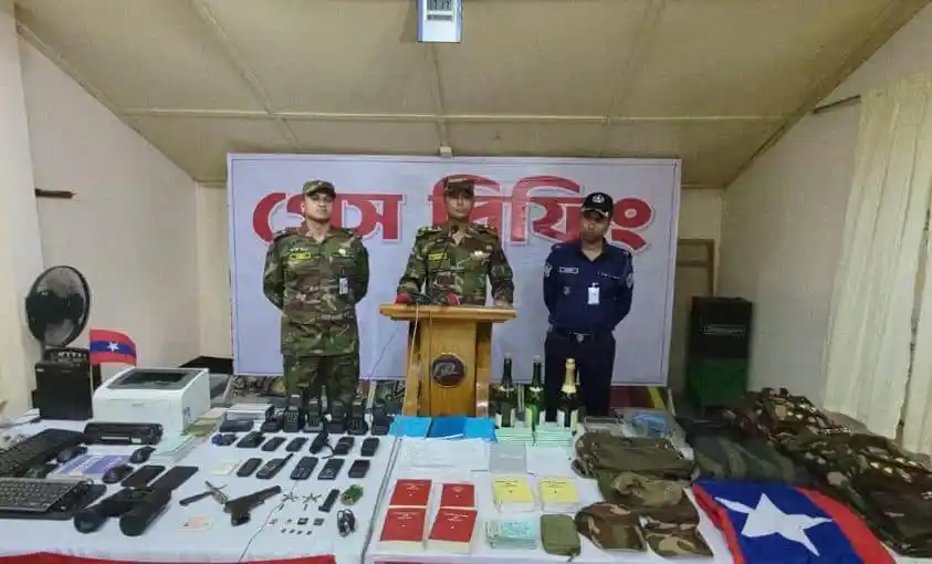 সন্ত্রাস বিরোধী অভিযানে সেনা ও পুলিশ সদস্যরা উপস্থিত. Channel i News - চ্যানেল আই নিউজ
