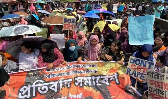 শিক্ষার্থীরা ধর্ষকদের শাস্তির দাবিতে মহাসড়ক অবরোধ করছে. Channel i News - চ্যানেল আই নিউজ