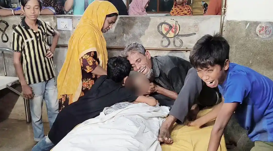 অচেতন ব্যক্তির পাশে পরিবারের সদস্যরা ও বন্ধুরা, হাসপাতালে চিকিৎসা চলছে।. Channel i News - চ্যানেল আই নিউজ