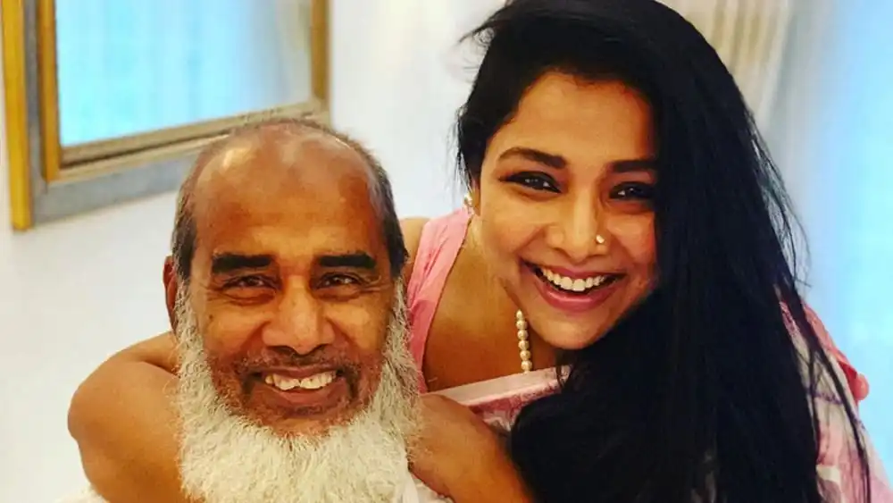 অভিনেত্রী রুনা খান তার বাবার সাথে হাসিমুখে ছবি তুলেছেন. Channel i News - চ্যানেল আই নিউজ