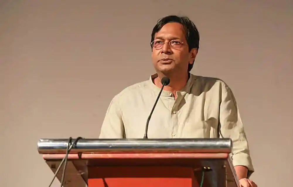জনপ্রিয় রাজনীতিবিদ বক্তৃতা দিচ্ছেন, পেশাদার পরিবেশে. Channel i News - চ্যানেল আই নিউজ