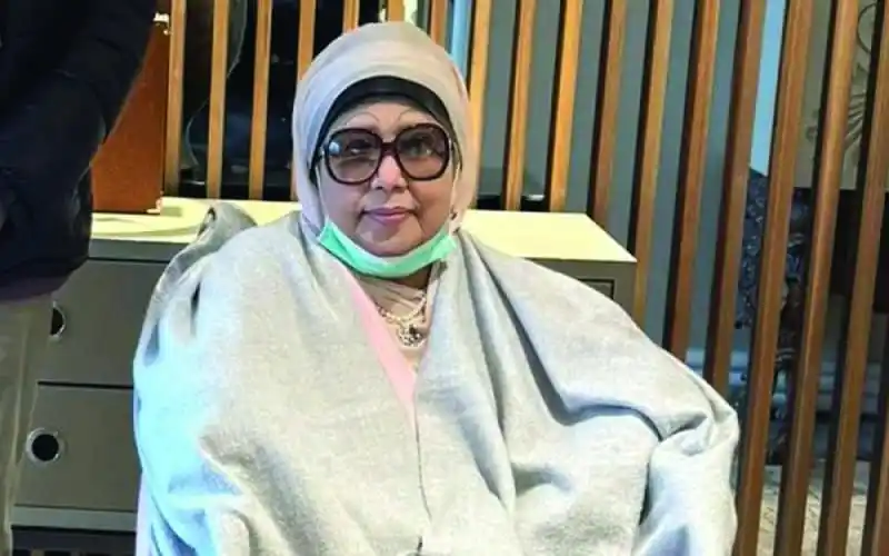 খালেদা জিয়া হাসপাতালে চিকিৎসাধীন, সাদা পাঞ্জাবি ও হিজাব পরিহিত. Channel i News - চ্যানেল আই নিউজ