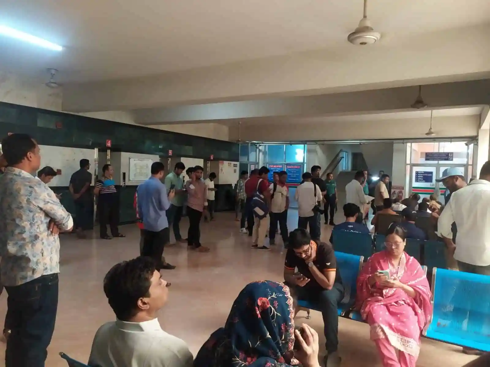 হাসপাতালে তামিম ইকবালসহ রোগীদের জন্য অপেক্ষমাণ মানুষজন. Channel i News - চ্যানেল আই নিউজ