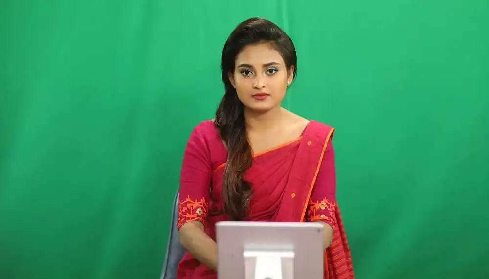 বাংলাদেশি সংবাদ পাঠিকা টটিনী সংবাদ পাঠের প্রস্তুতিতে. Channel i News - চ্যানেল আই নিউজ