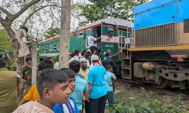 ইঞ্জিন বিকল হয়ে মাঝপথে আটকে থাকা ট্রেনের ছবি, যাত্রীরা অপেক্ষায়. Channel i News - চ্যানেল আই নিউজ