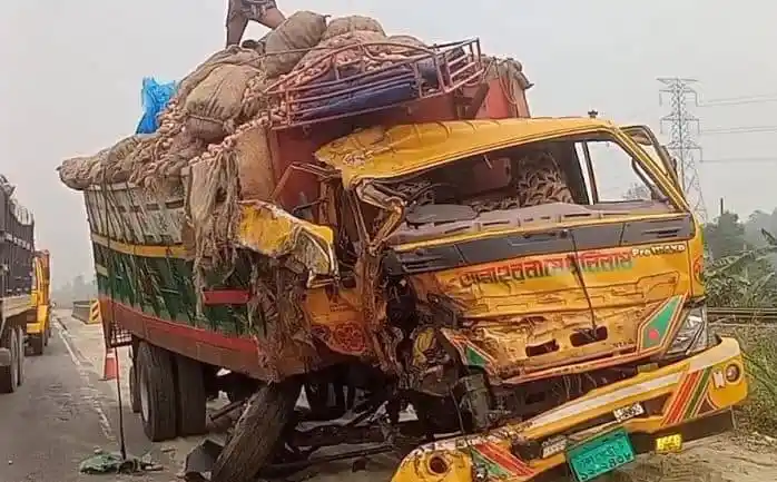 টাঙ্গাইলে দুই ট্রাকের মুখোমুখি সংঘর্ষের ফলে ব্যাপক ক্ষতি. Channel i News - চ্যানেল আই নিউজ