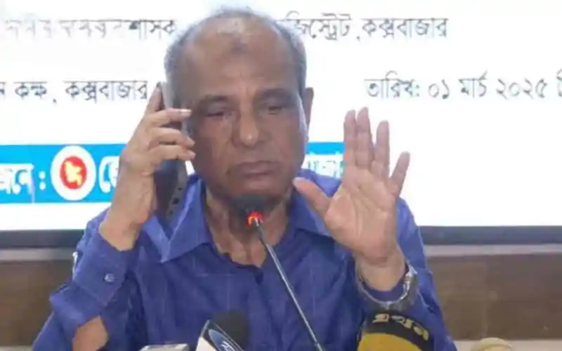 অফিসে বসে ফোনে কথা বলছেন চকরিয়া থানার ওসি. Channel i News - চ্যানেল আই নিউজ