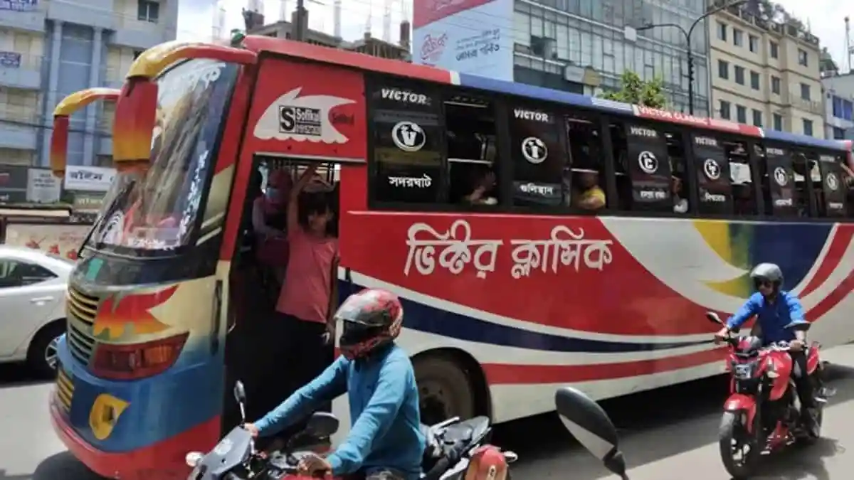 বাসের চাপায় মোটরসাইকেল আরোহীর মৃত্যু, ঢাকা শহরে দুর্ঘটনা. Channel i News - চ্যানেল আই নিউজ