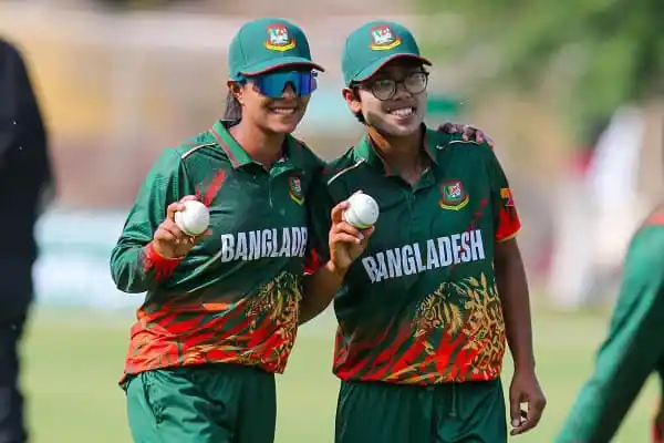 বাংলাদেশ নারী ক্রিকেটাররা মাঠে হাসিমুখে ক্রিকেট খেলছেন. Channel i News - চ্যানেল আই নিউজ