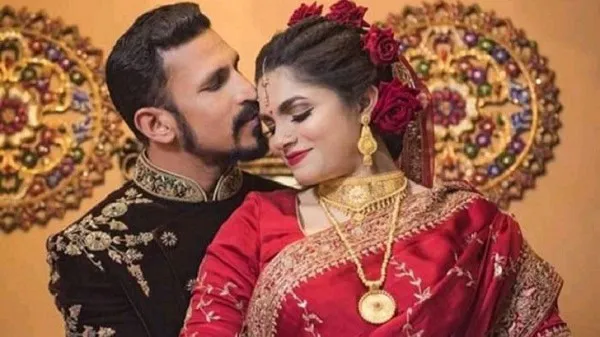 বিবাহের অনুষ্ঠানে দম্পতির প্রেমময় মুহূর্ত. Channel i News - চ্যানেল আই নিউজ