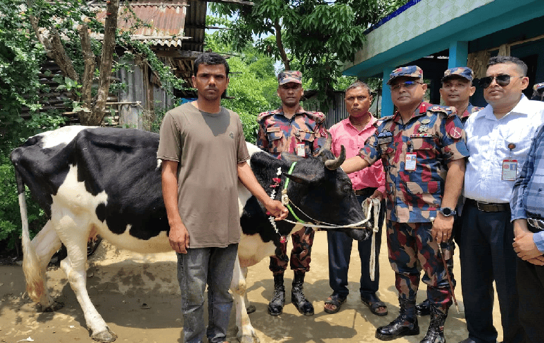 স্বর্ণা দাসের পরিবারের সাথে বিজিবি সদস্যরা, সীমান্তে নিহতের স্মৃতি. Channel i News - চ্যানেল আই নিউজ