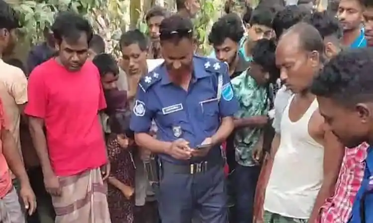 নিহত বড় ভাইয়ের মরদেহের পাশে পুলিশ ও পরিবারের সদস্যরা. Channel i News - চ্যানেল আই নিউজ