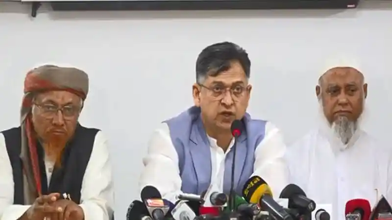 সালাহউদ্দিন আহমেদ সাংবাদিকদের প্রশ্নের উত্তর দিচ্ছেন. Channel i News - চ্যানেল আই নিউজ