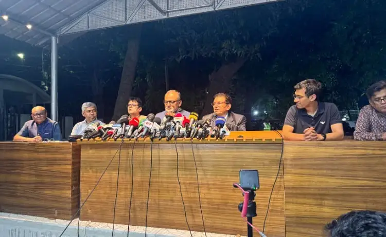 বাংলাদেশের রাজনৈতিক নেতাদের সংবাদ সম্মেলন, বিভিন্ন মিডিয়া ক্যামেরা ও মাইক্রোফোনের সামনে. Channel i News - চ্যানেল আই নিউজ
