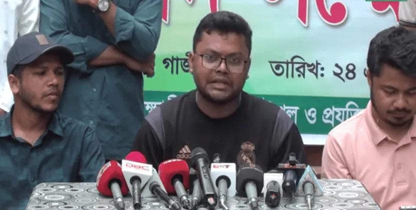 প্রেস কনফারেন্সে বক্তা ও সাংবাদিকরা, বিভিন্ন মাইক্রোফোনের সামনে. Channel i News - চ্যানেল আই নিউজ