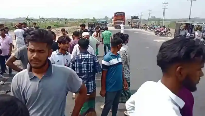 মাদারীপুরে মোটরসাইকেল সংঘর্ষে নিহত ৪, আহত ও প্রত্যক্ষদর্শীরা. Channel i News - চ্যানেল আই নিউজ