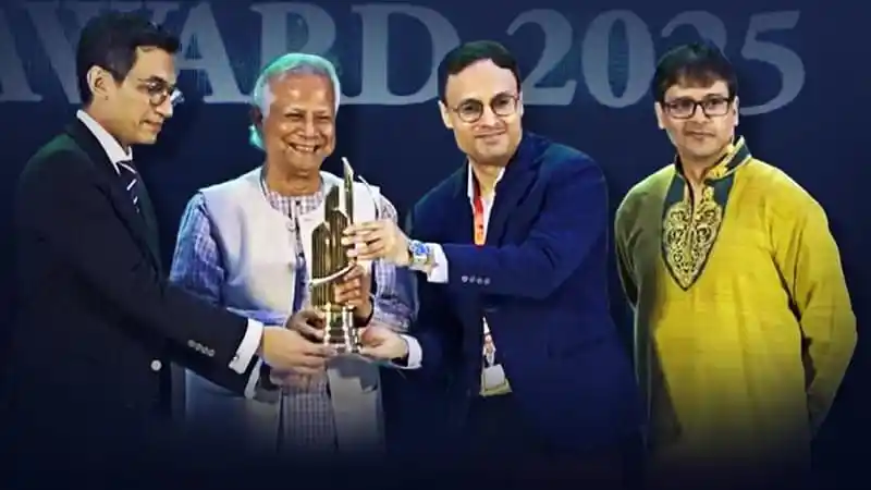 স্কয়ার ফার্মার ‘এক্সিলেন্স ইন ইনভেস্টমেন্ট অ্যাওয়ার্ড’ গ্রহণের সময়. Channel i News - চ্যানেল আই নিউজ