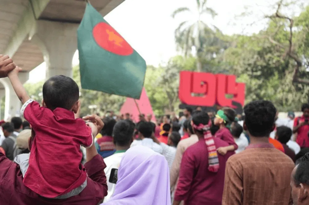 বাংলাদেশের পতাকা হাতে নিয়ে জনসমাবেশে অংশগ্রহণ করছে মানুষ. Channel i News - চ্যানেল আই নিউজ