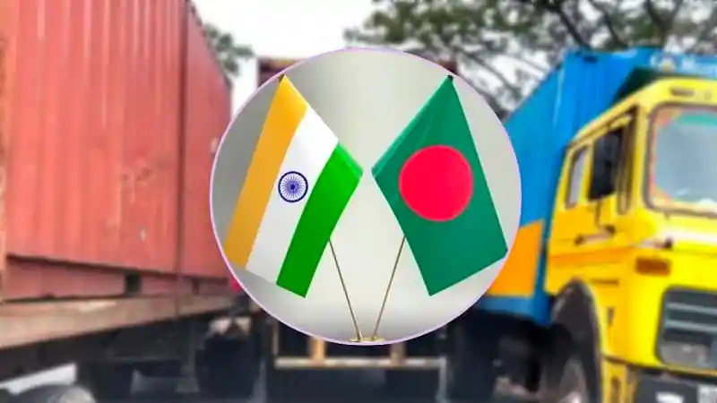 ভারত ও বাংলাদেশের পতাকা নিয়ে একটি ছবি, ট্রাকের পেছনে দৃশ্য. Channel i News - চ্যানেল আই নিউজ