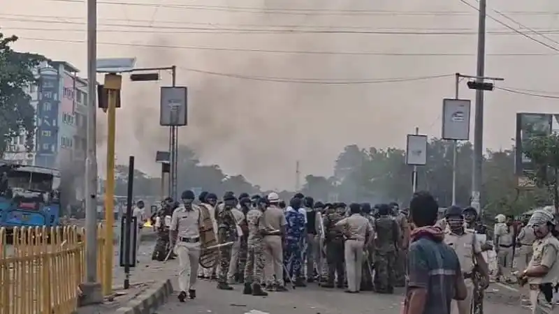 বিক্ষোভের সময় দাঙ্গা পরিস্থিতি, ধোঁয়া ও পুলিশ সদস্যরা. Channel i News - চ্যানেল আই নিউজ
