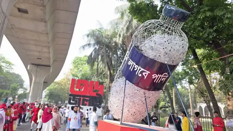 নববর্ষের উৎসবের জন্য মানুষজনের ভিড়, লাল পোশাক পরা অনেক মানুষ. Channel i News - চ্যানেল আই নিউজ