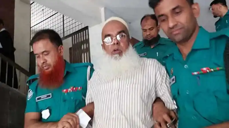 আদালত কক্ষে স্বাস্থ্য অধিদপ্তরের গাড়িচালকের কারাদণ্ডের রায় প্রদান. Channel i News - চ্যানেল আই নিউজ