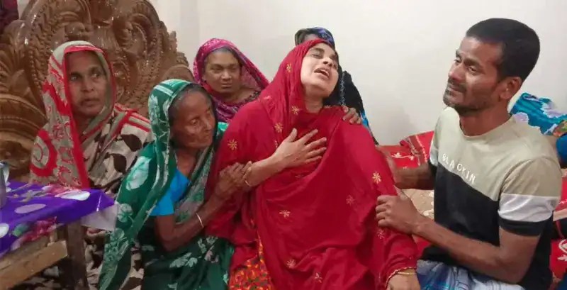 একজন মা তার নিহত ছেলের জন্য কাঁদছেন, পাশে পরিবারের সদস্যরা উপস্থিত. Channel i News - চ্যানেল আই নিউজ