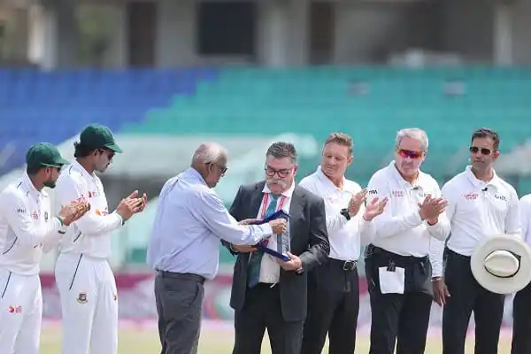 চট্টগ্রামে ক্রিকেট ম্যাচে ডেভিড বুনকে সম্মাননা প্রদান. Channel i News - চ্যানেল আই নিউজ