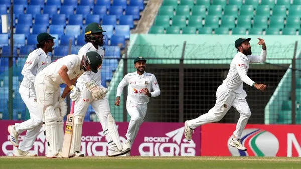 বাংলাদেশ ক্রিকেট দলের খেলোয়াড়রা মাঠে জয় উদযাপন করছে. Channel i News - চ্যানেল আই নিউজ