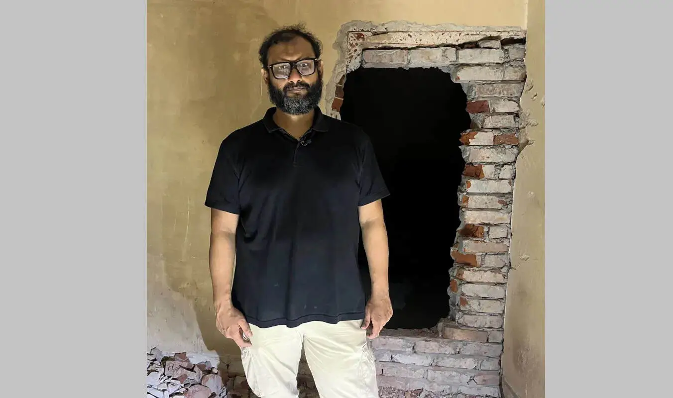 ব্রেকডাউন দেওয়া গোপন কারাগারের সামনে দাঁড়ানো ব্যক্তি. Channel i News - চ্যানেল আই নিউজ
