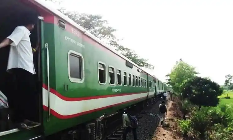 রেলগাড়ি চলাচল বন্ধ, যাত্রীরা অপেক্ষা করছে. Channel i News - চ্যানেল আই নিউজ